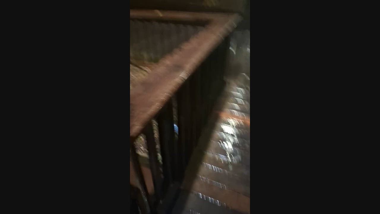 Video: Spanien: Steigende Fluten schießen durch die Beniopa-Schlucht, während Sturm Adam Gandia trifft