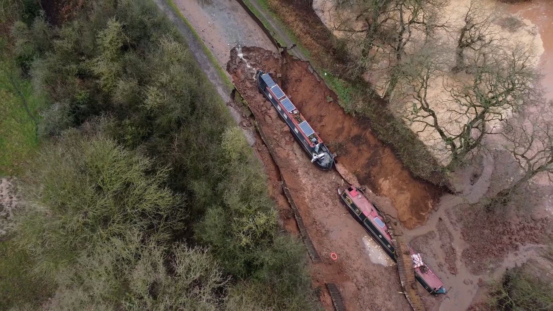Video: Kanalufer bricht plötzlich ein: Boote rutschen in metertiefen Krater