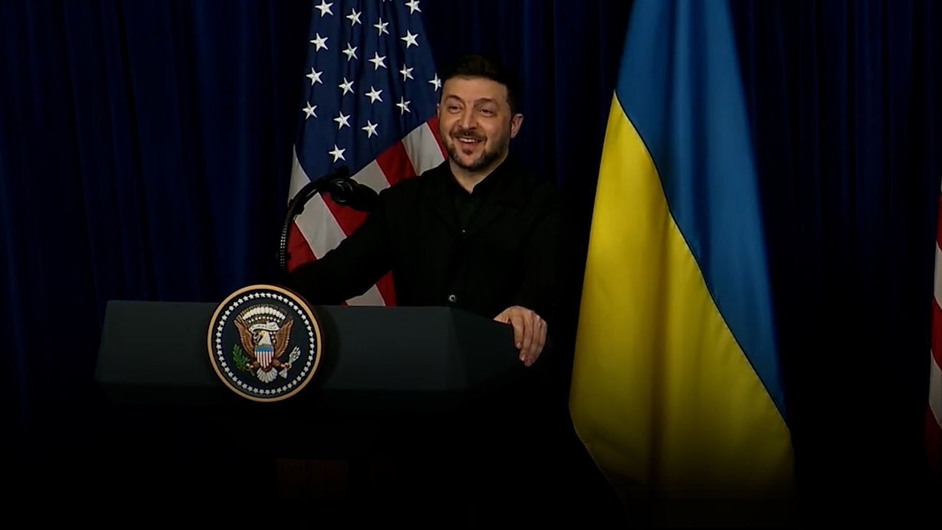 Video: Wirres Putin-Lob von Trump: Selenskyj reagiert mit Lächeln auf bizarre Aussage