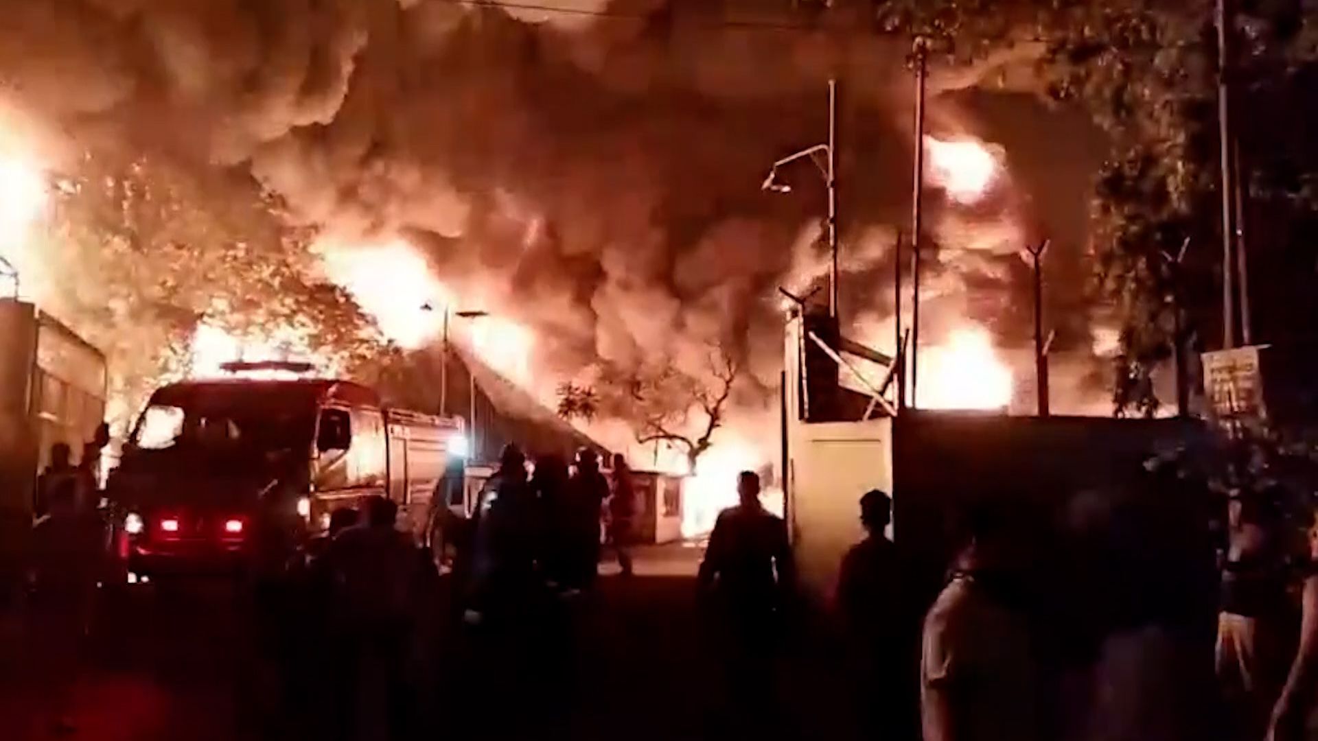 Video: Riesiges Flammeninferno: Sandalenfabrik in Indonesien explodiert während Arbeitszeit