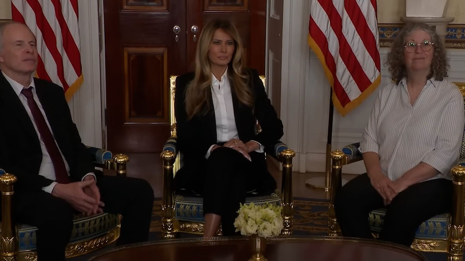 Video: Unangemessene Werbung für Film: Reporterin kritisiert Melania bei Termin mit ehemaligen Geiseln