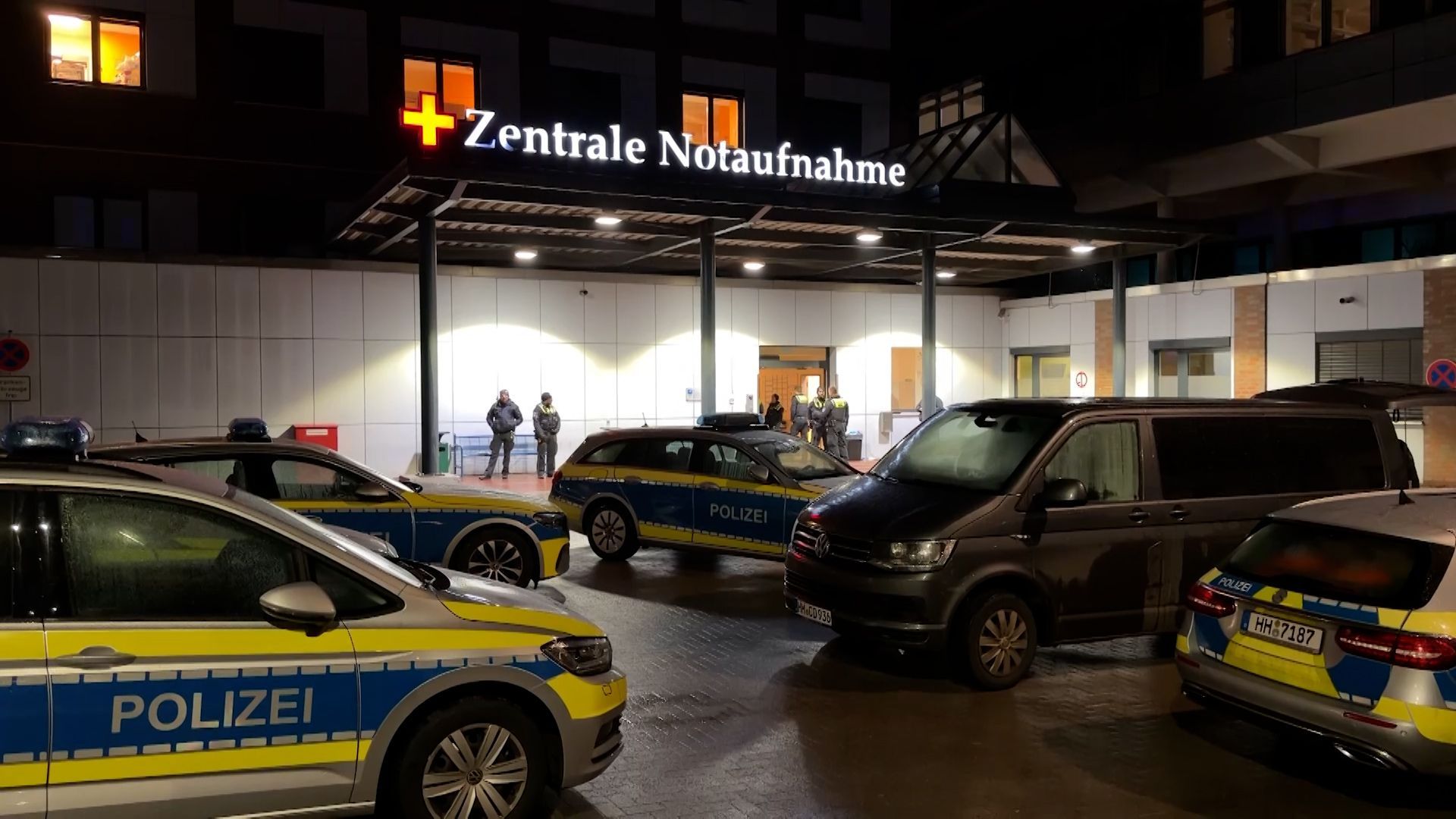 Video: Mann stirbt nach Messerattacke: Polizei rückt zu Großeinsatz in Hamburger Krankenhaus an