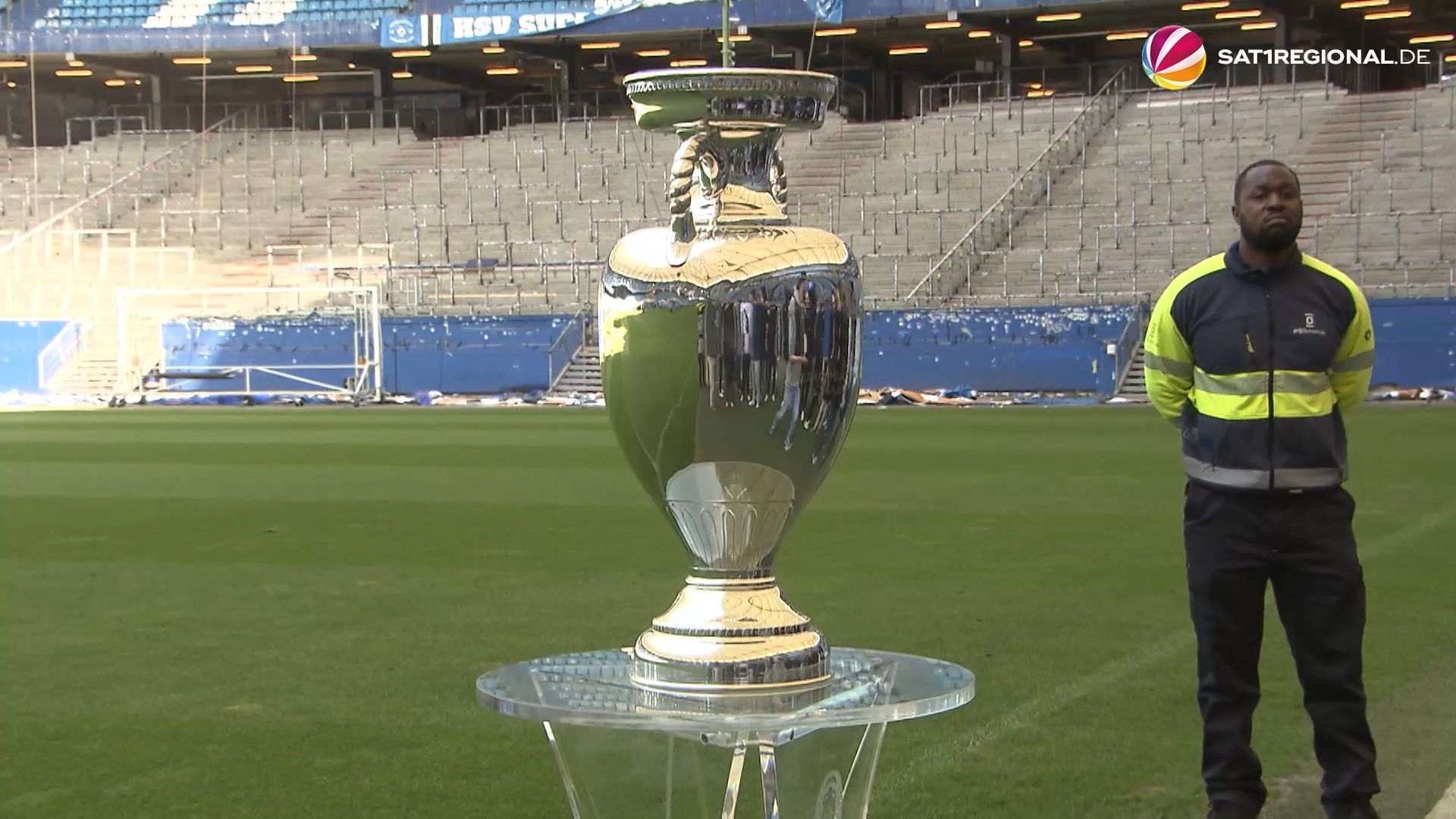 EM 2024: Pokal in Hamburg ausgestellt