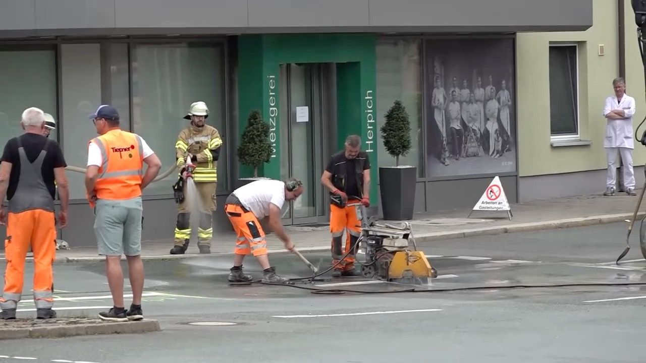 Gas strömt aus Asphalt: Großeinsatz in Hof wegen Explosionsgefahr
