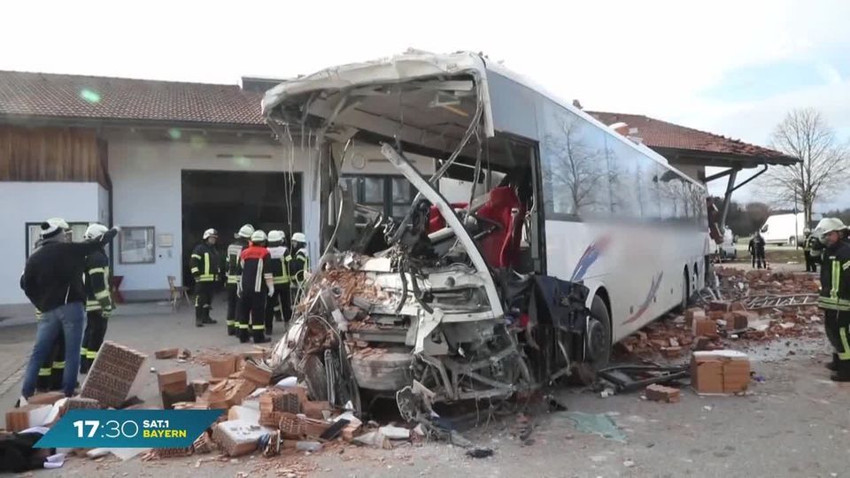 Unfall bei Traunstein: Bus kracht in Feuerwehrhaus