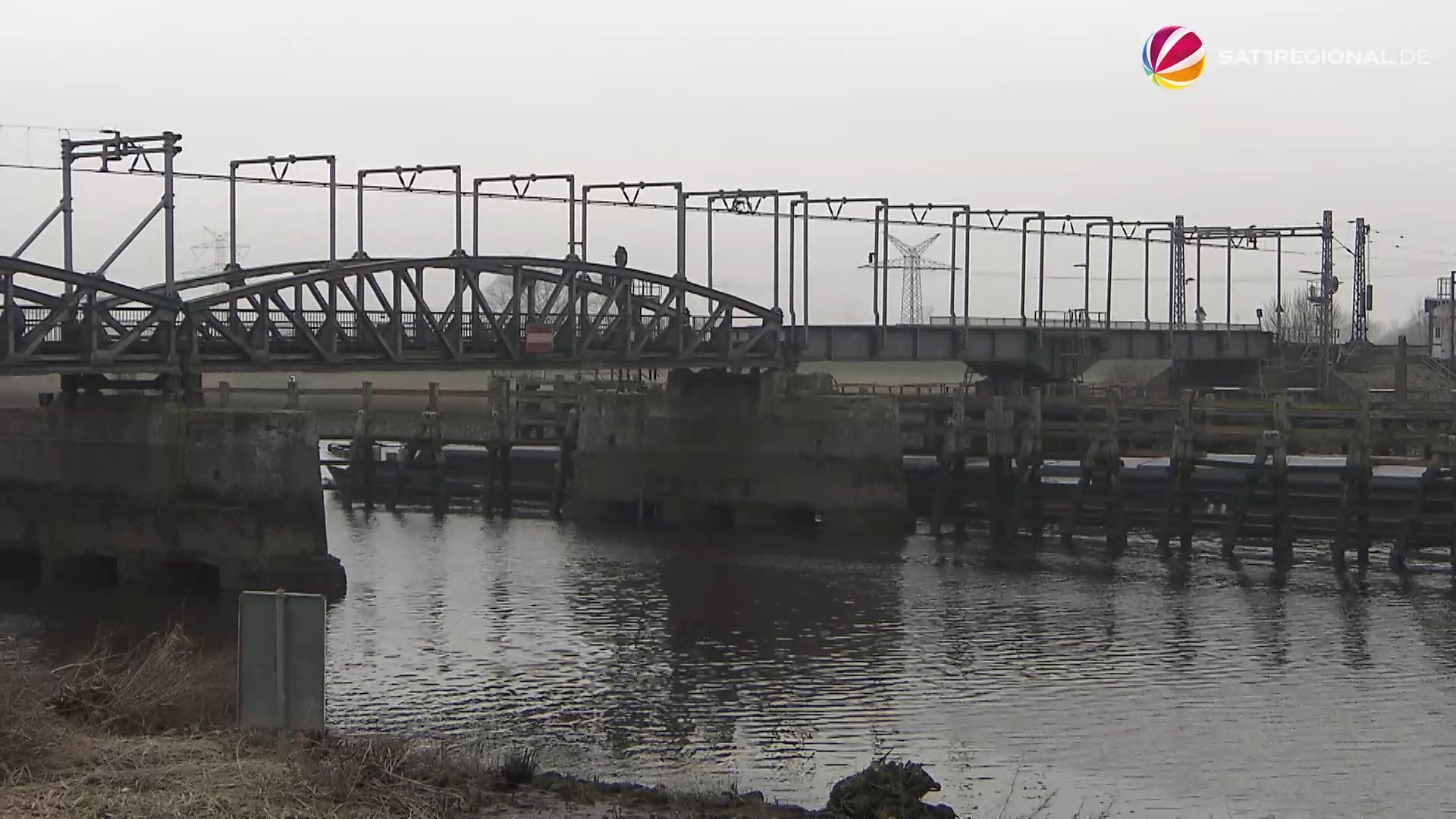 Inland waterway vessel collides with railroad bridge in Elsfleth
