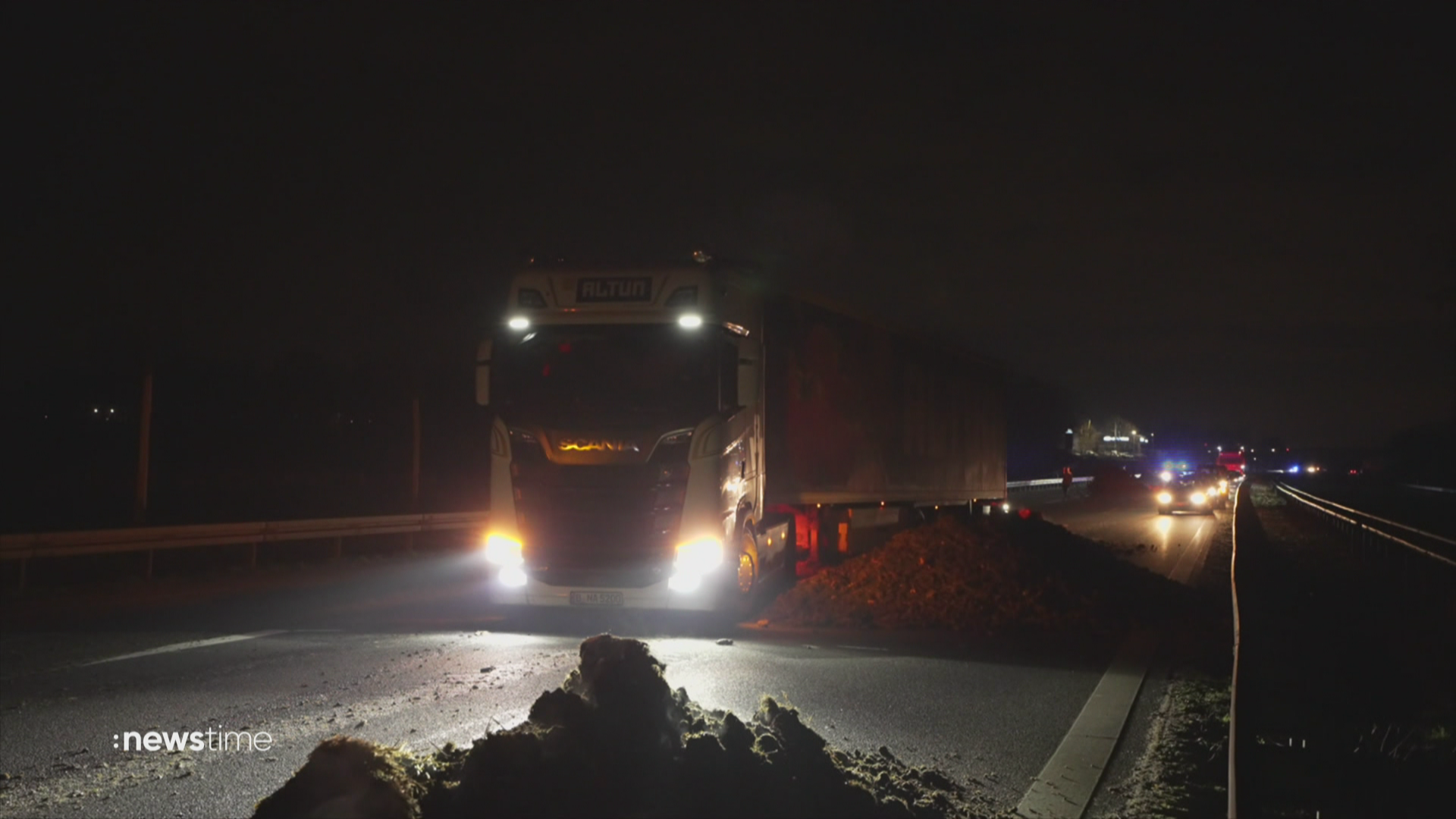 Bauernproteste: Verletzte wegen Misthaufen auf Bundesstraße