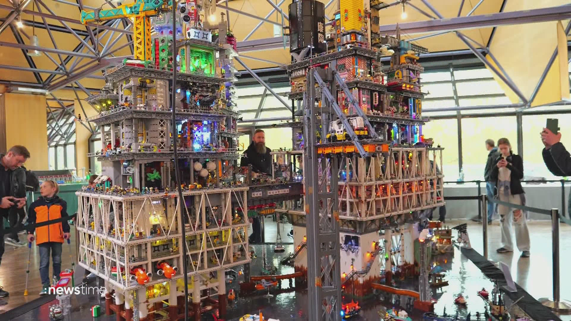 Baukl-tze-staunen-in-N-rnberg-Mega-Lego-Ausstellung-zeigt-beeindruckende-Kunst-Video