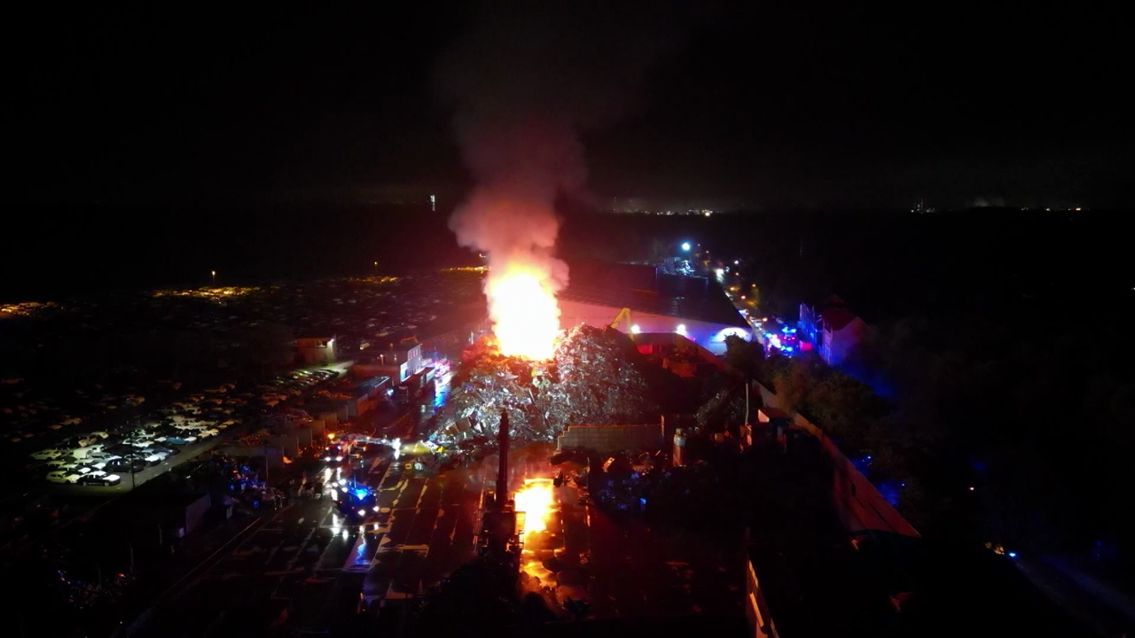Video: 25-Stunden-Einsatz: Riesenfeuer im Wertstoffhof gelöscht