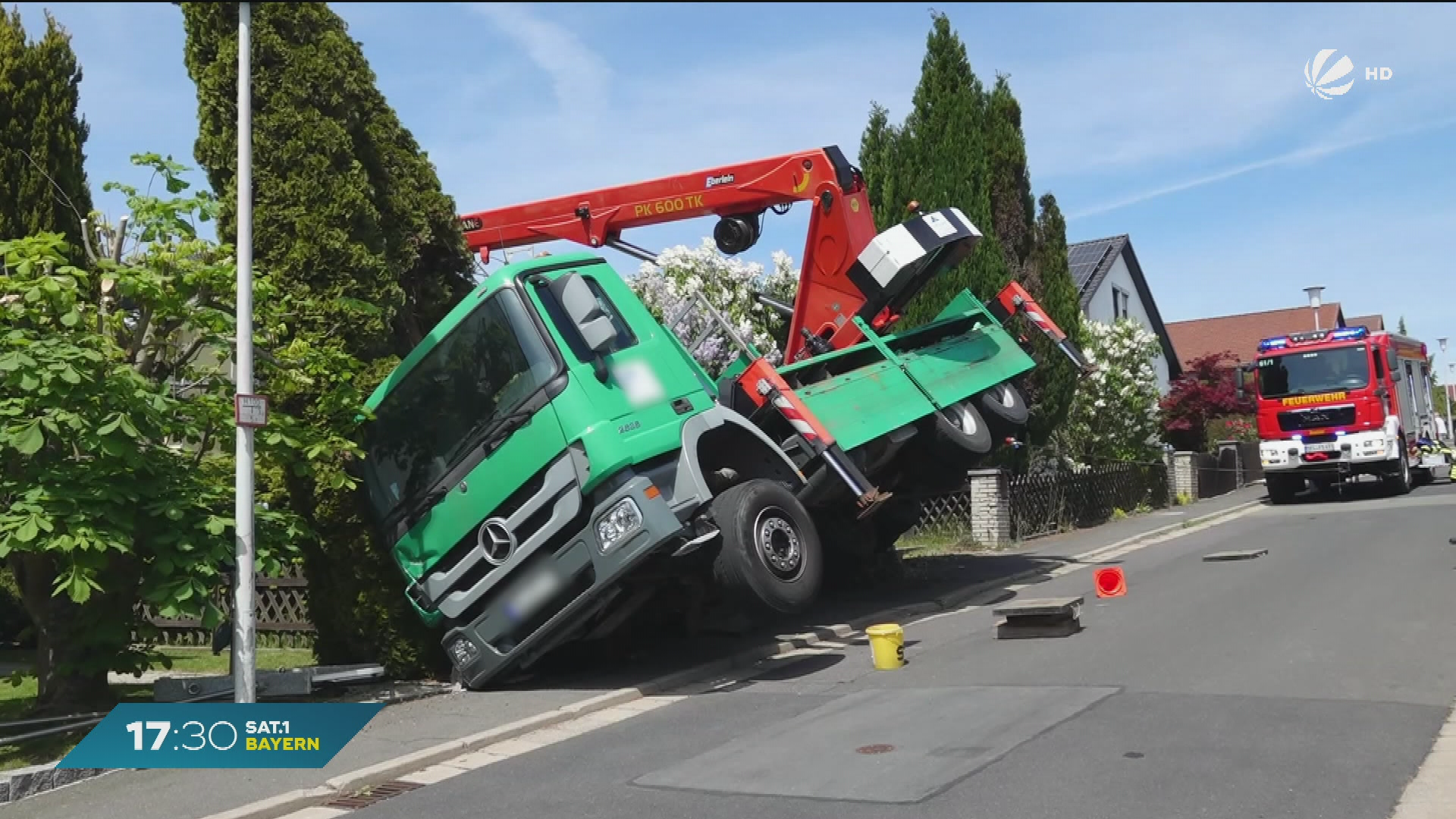 Unfall in Selb: LKW-Kran kippt bei Bauarbeiten um