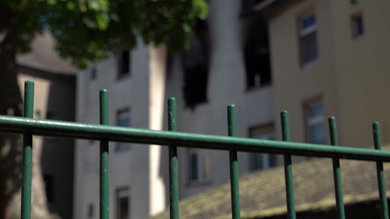 Video: Seniorenwohnung brennt: Nachbar entdeckt Tragödie