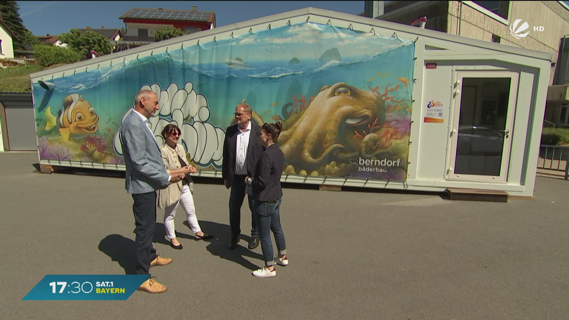 Video: Bädermangel in Kasendorf: Kinder schwimmen in Container