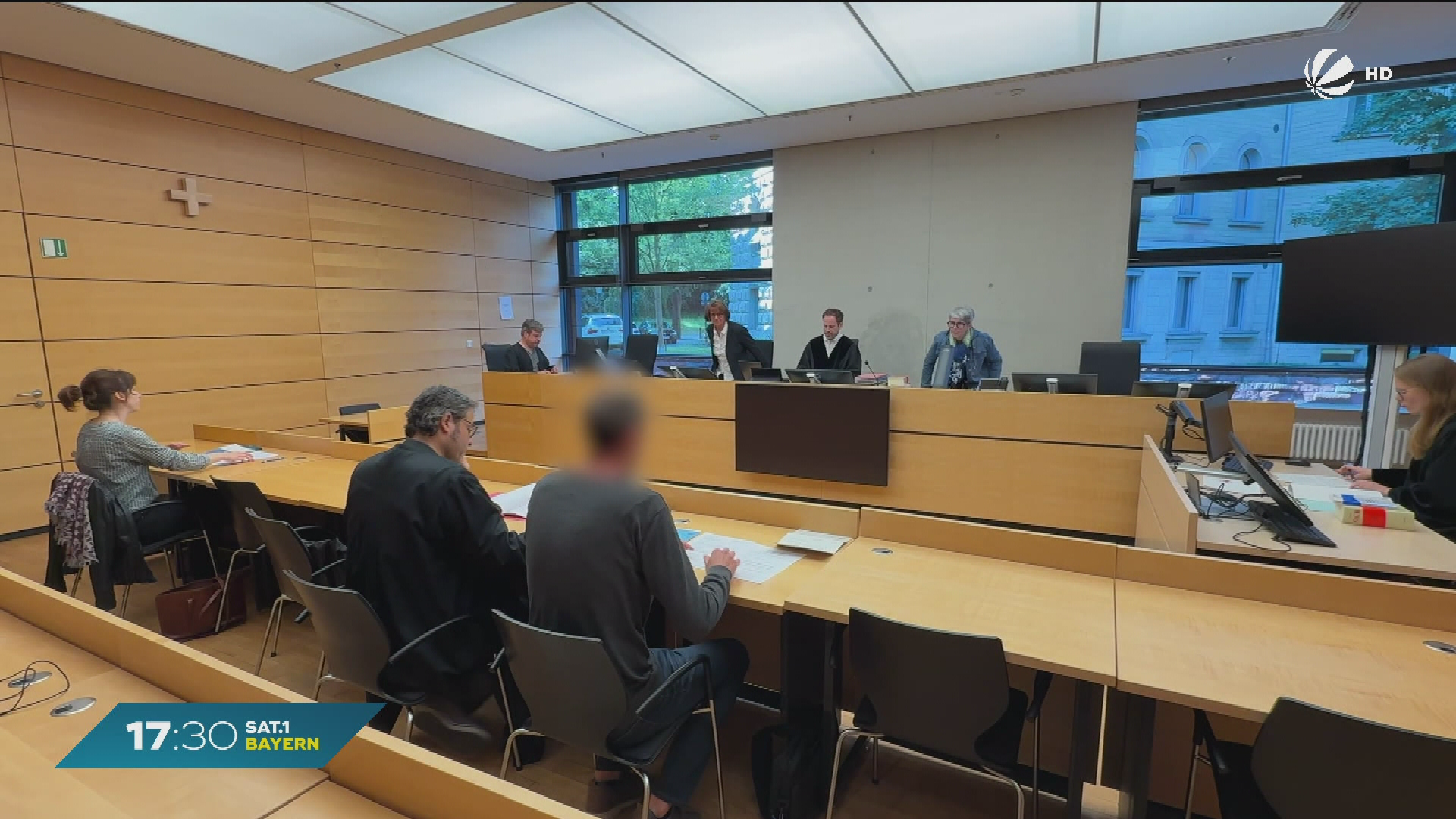 Video: Baby bei Hitze im Auto: Vater in Würzburg vor Gericht