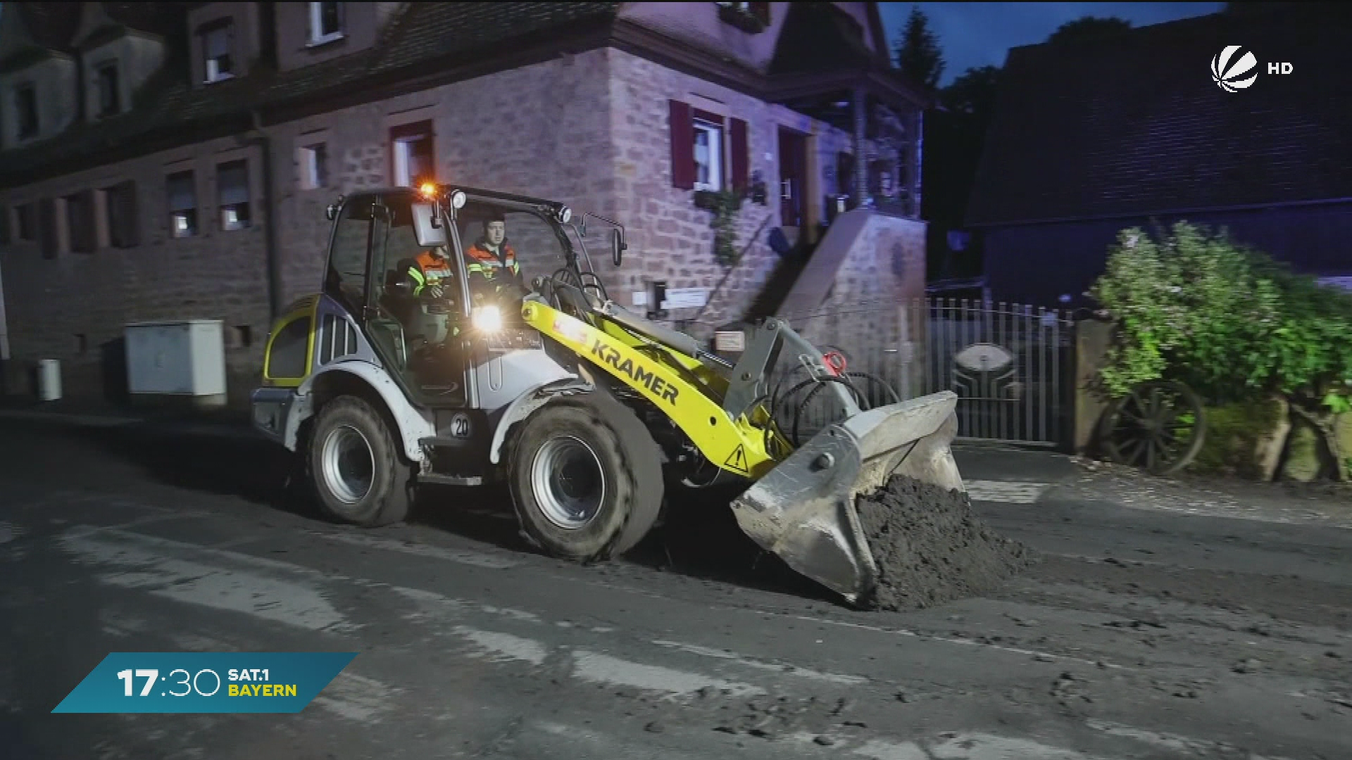 Video: LKW verliert Klärschlamm: Kilometerlange Spur durch Neuhammer