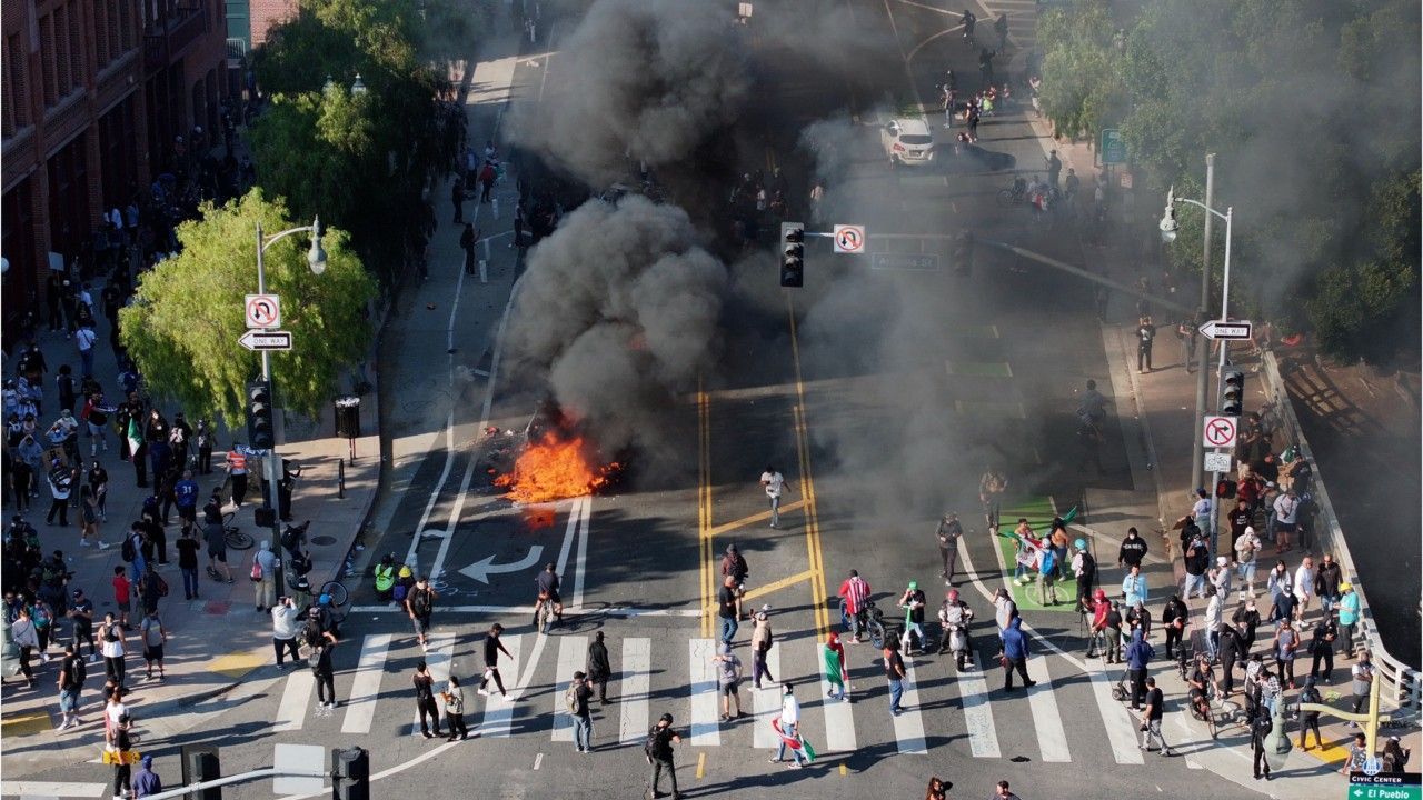L.A: Polizei drängt Portestierende zurück