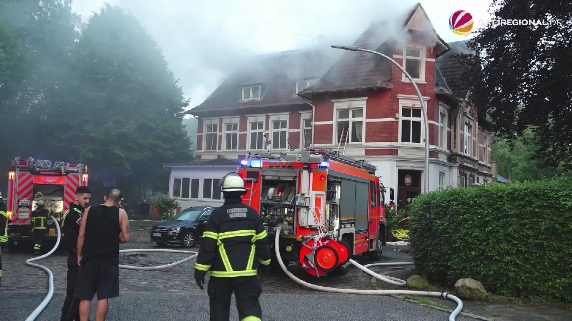 Video: Hamburg-Billstedt: Neun Menschen aus brennendem Haus gerettet