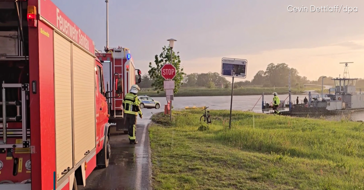 Auto stürzt von Fähre in die Elbe