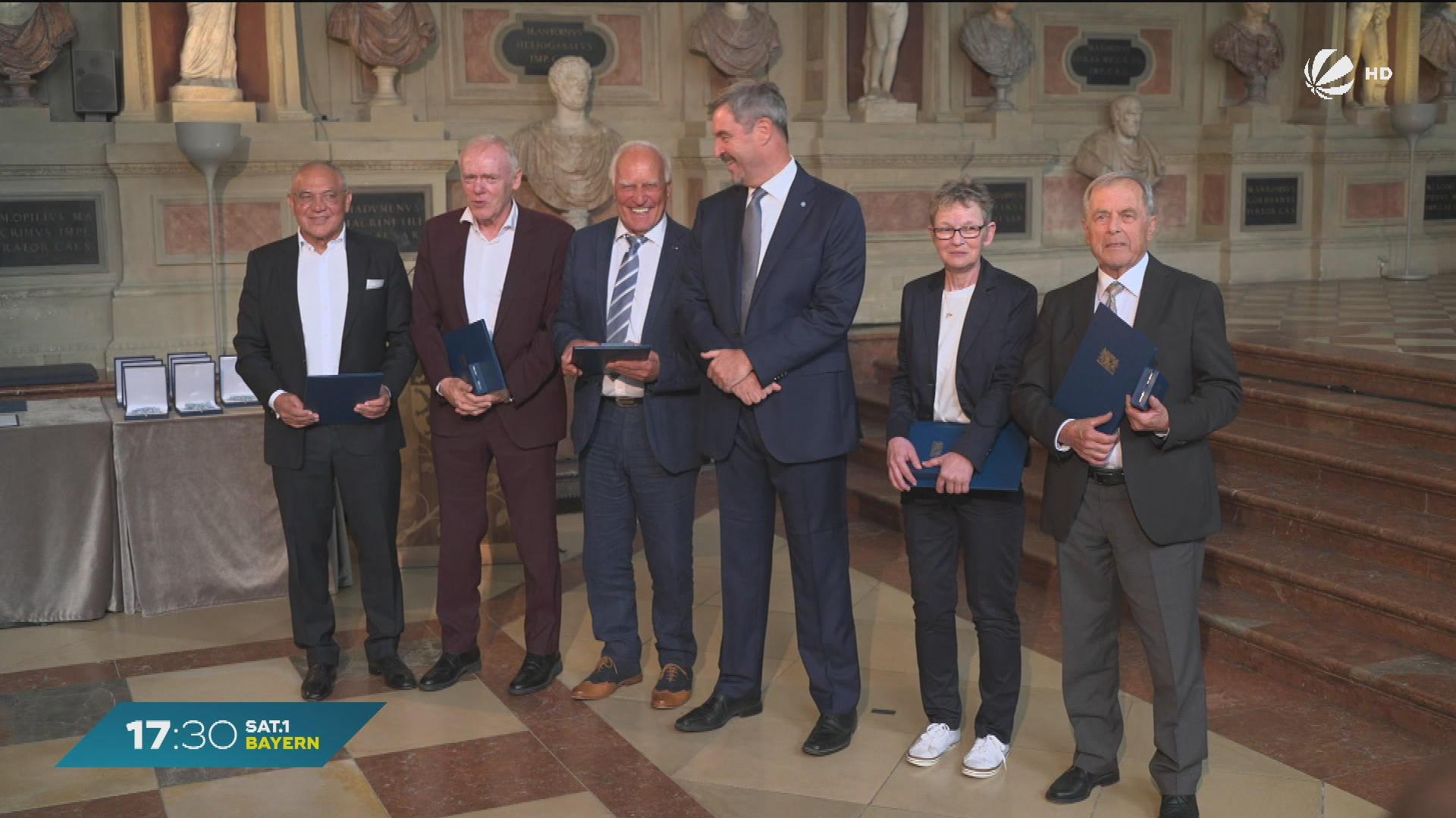 Video: Jürgen Drews bis Janina Hartwig: Söder überreicht 63 Verdienstorden