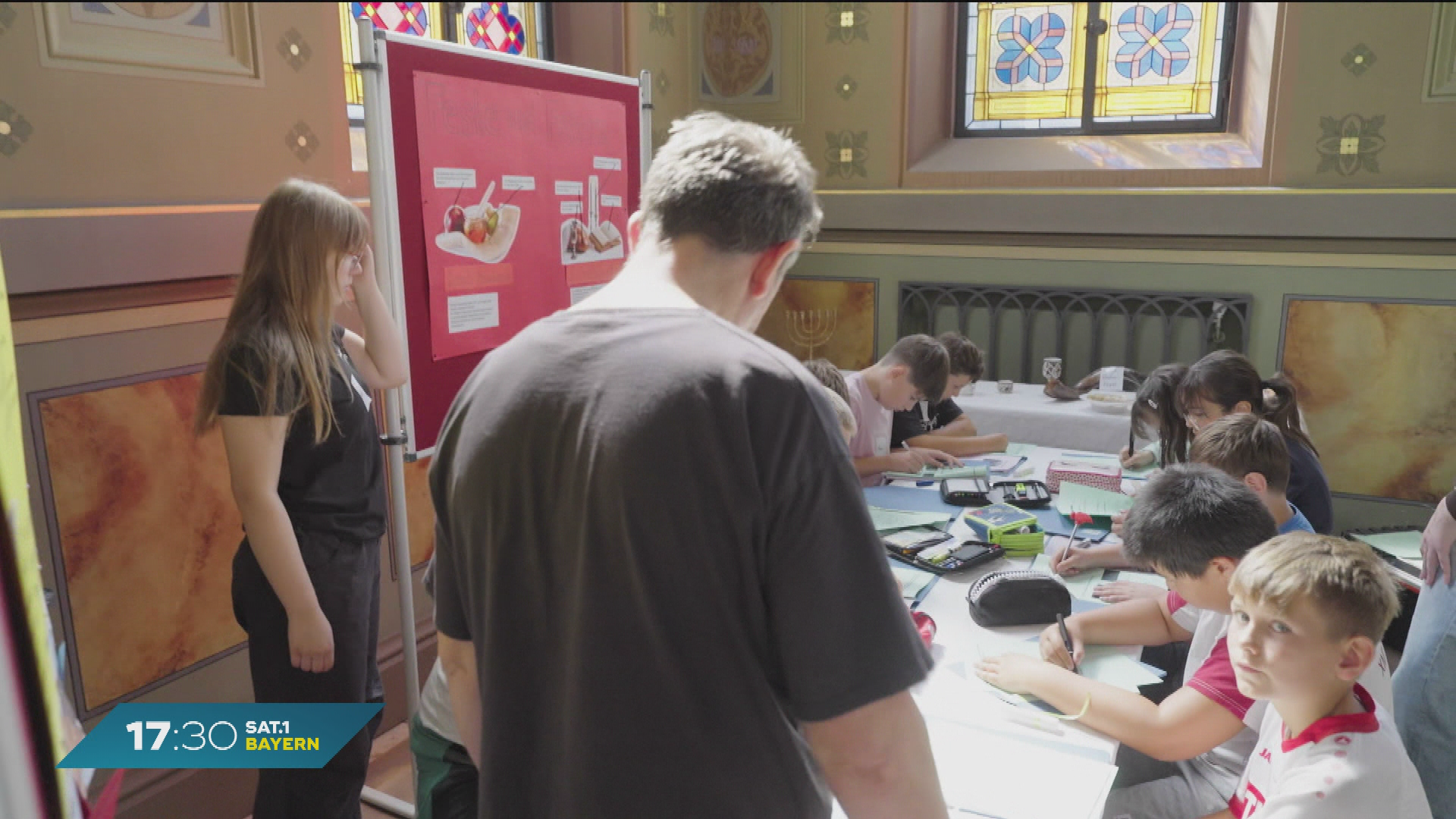 Video: Jüdisches Leben in Bayern: Neuntklässler unterrichten Grundschüler über Judentum