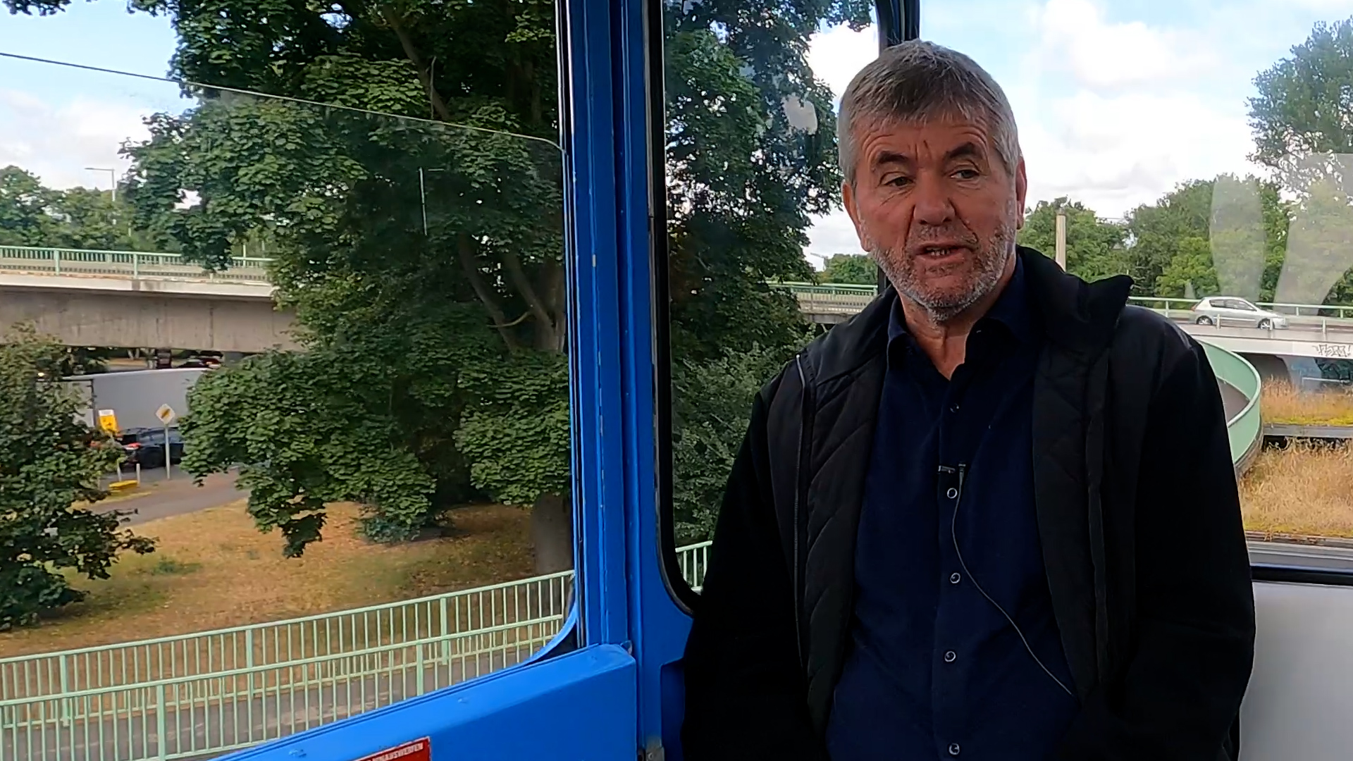 Video: Funkel: Bundesliga-Feuerwehrmann in der Kabinen-Klatsch-Seilbahn