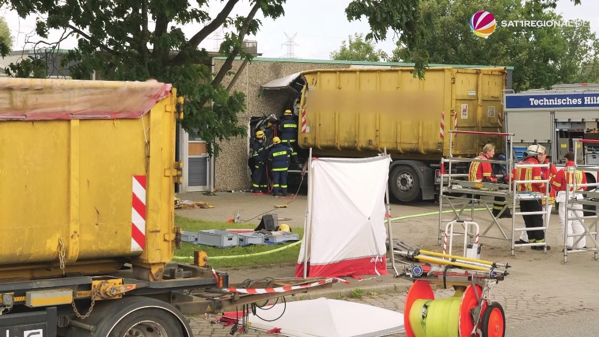 Video: Zwei Tote bei schwerem Unfall mit zwei Lastwagen und Transporter in Kiel
