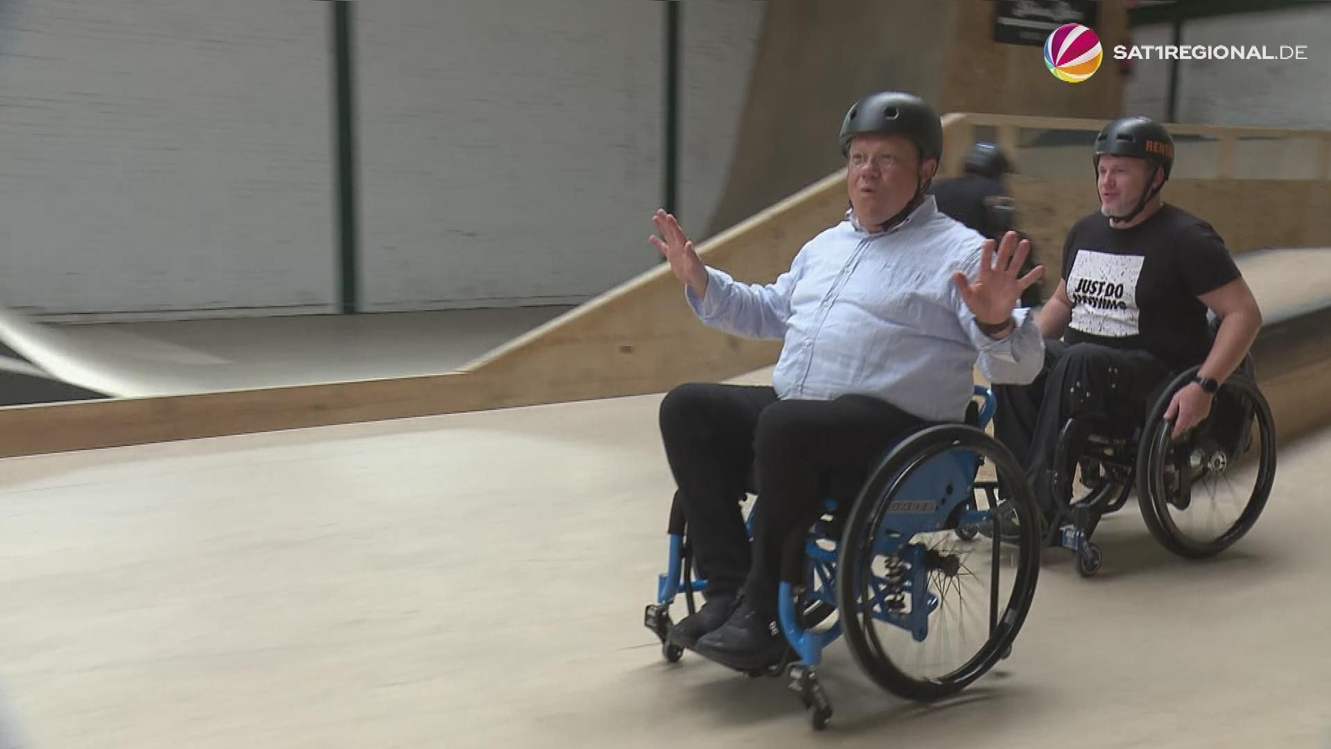 Video: Rollstuhlskating in Hannover: Sozialminister Philippi wagt sich in die Halfpipe