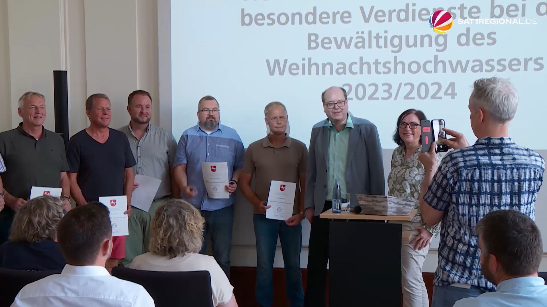 Video: Hochwasserehrennadel an 59 Menschen in Hannover verliehen