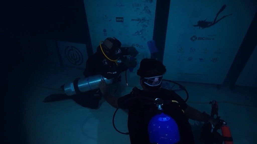 Video: 50 Stunden unter Wasser: Tauch-Aktion gegen Plastikverschmutzung