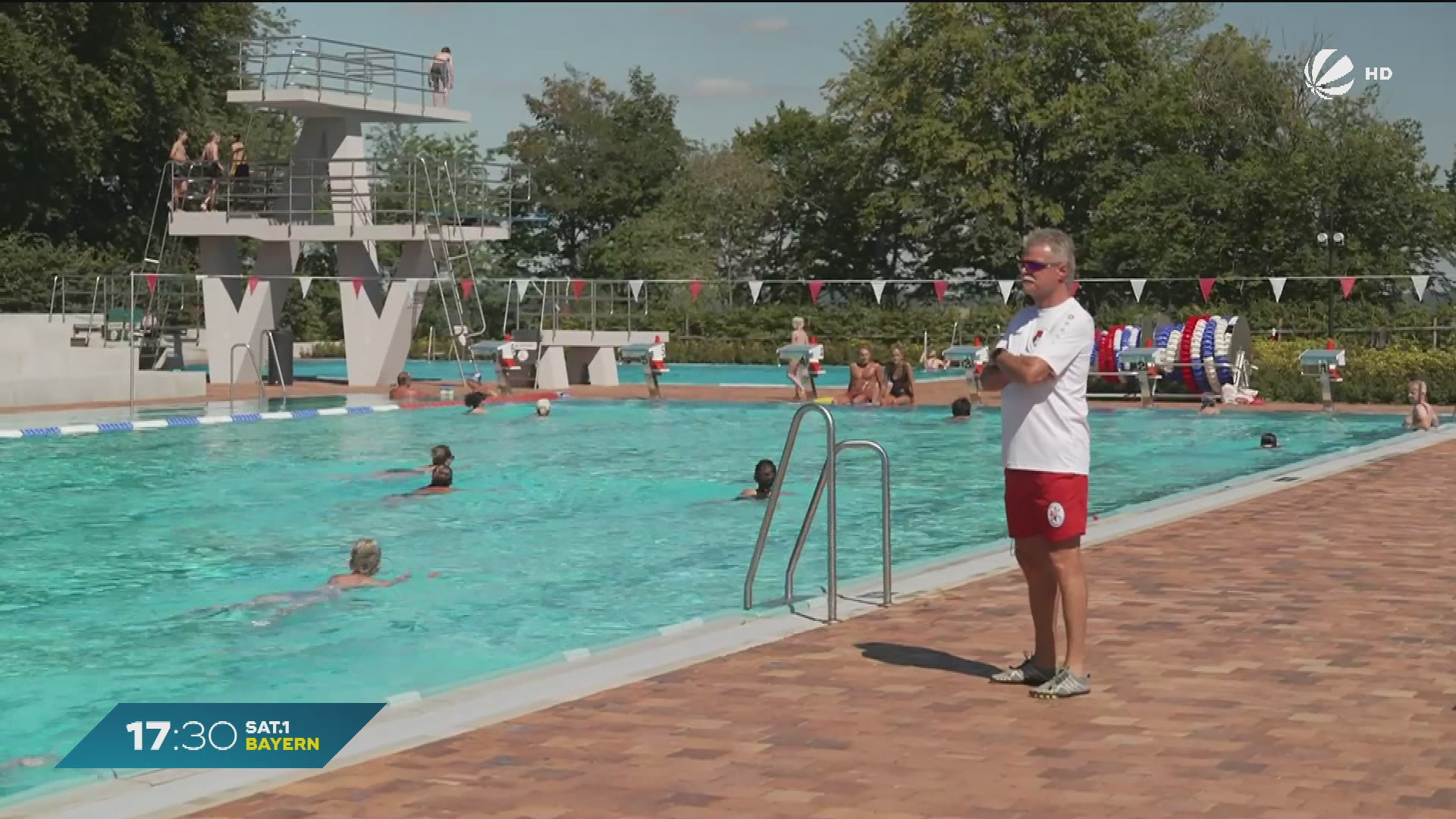 Video: Vom Rathaus ins Freibad: Bürgermeister als Bademeister