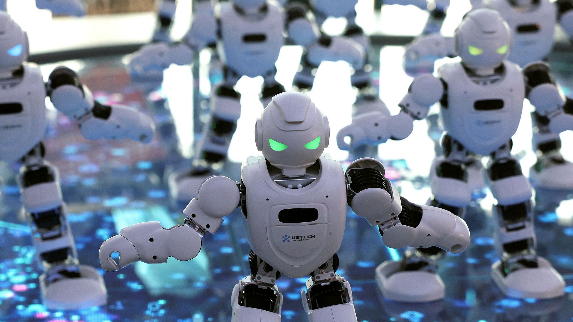 Video: Weltkonferenz zeigt humanoide Roboter