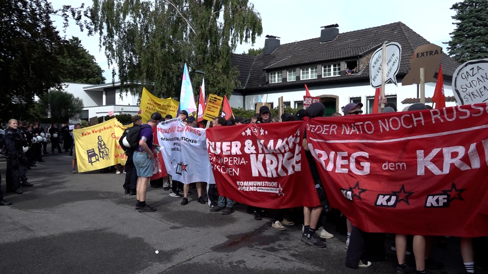 Video: Demonstration für Frieden vor Villa des Rheinmetall-Chefs