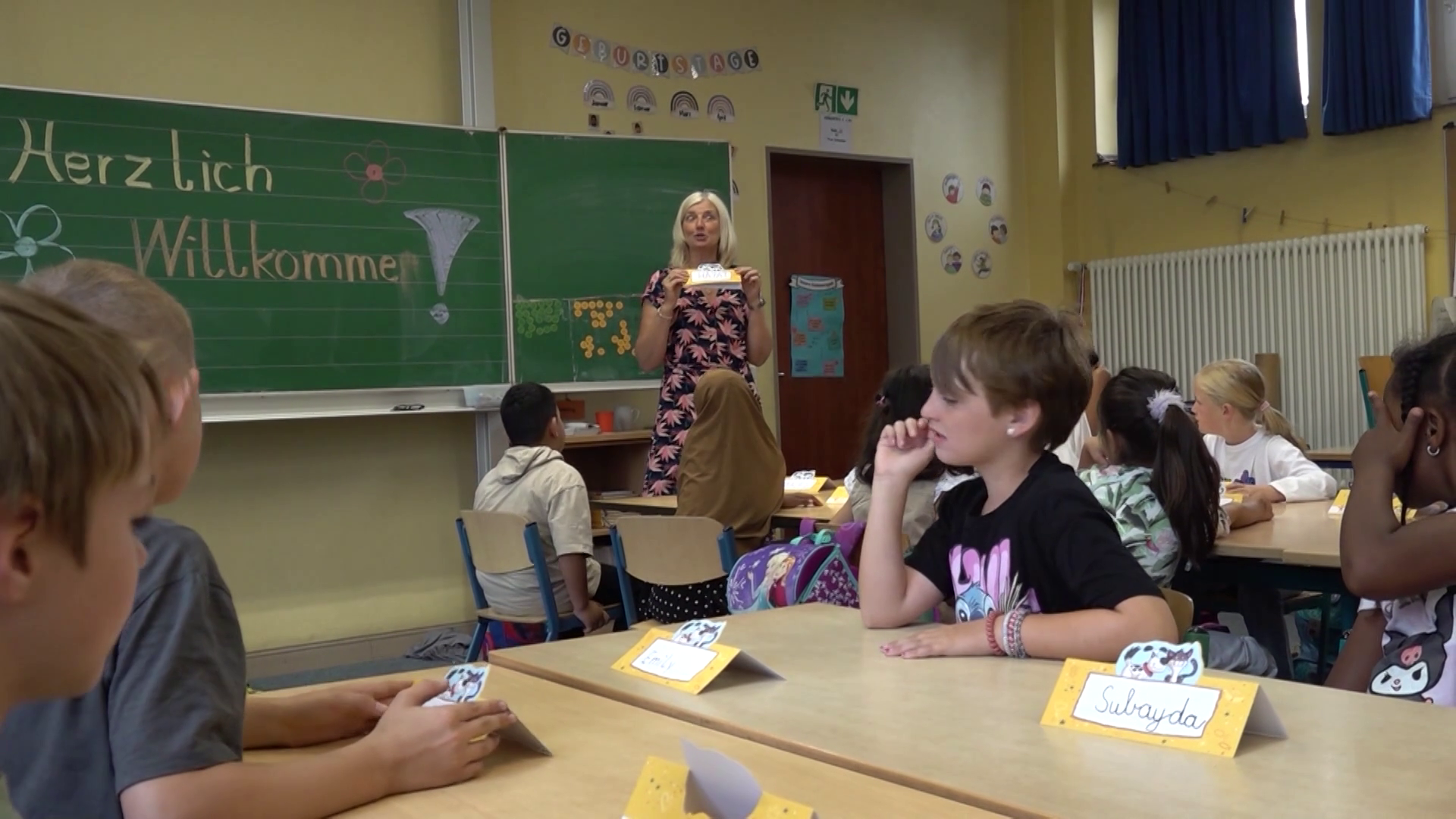 Video: Erstklässler enthüllen Schultüten-Inhalt: Kreatives und Süßigkeiten