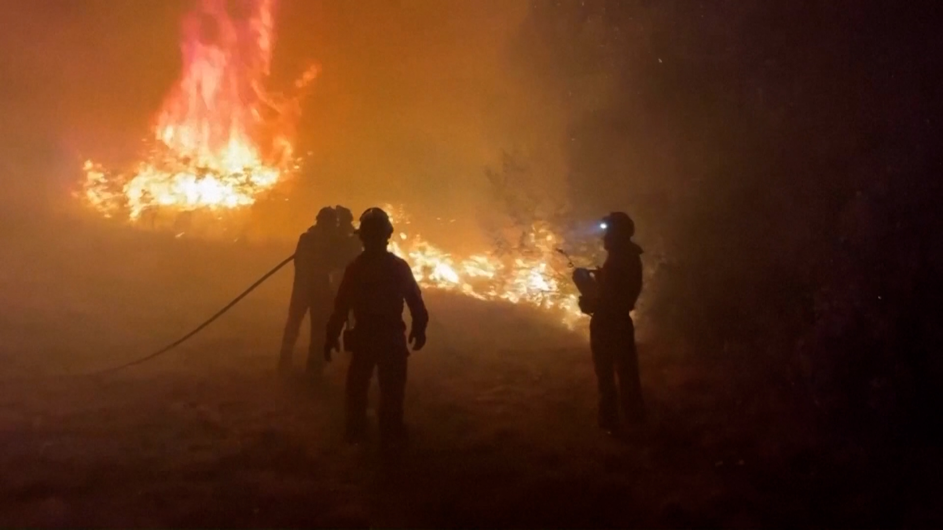 Video: Feuerwehrhelden kehren aus Spanien zurück