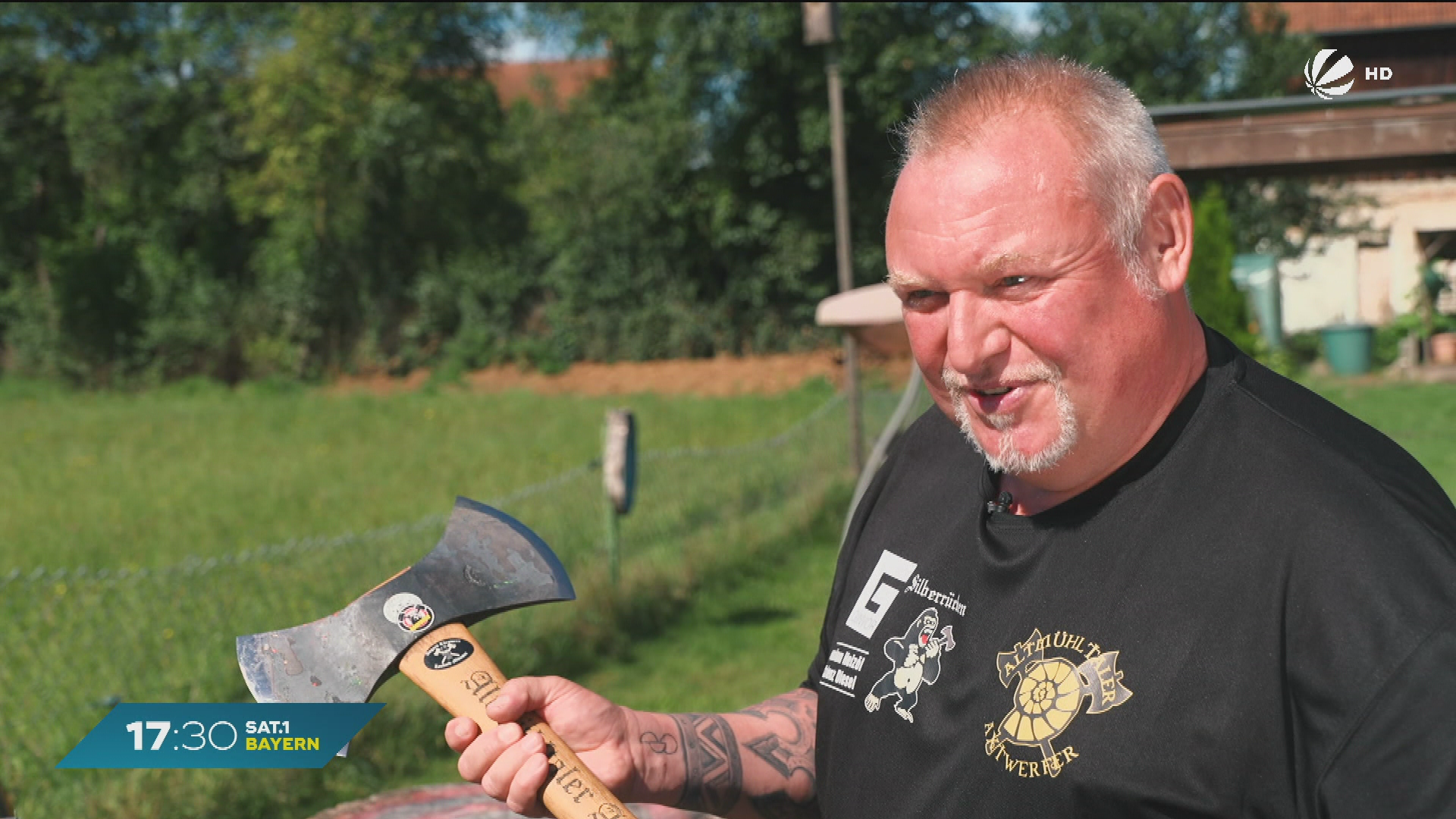 Video: Axtwerfer aus Bayern: Oberbayer Harald wirft Äxte durch seinen Garten