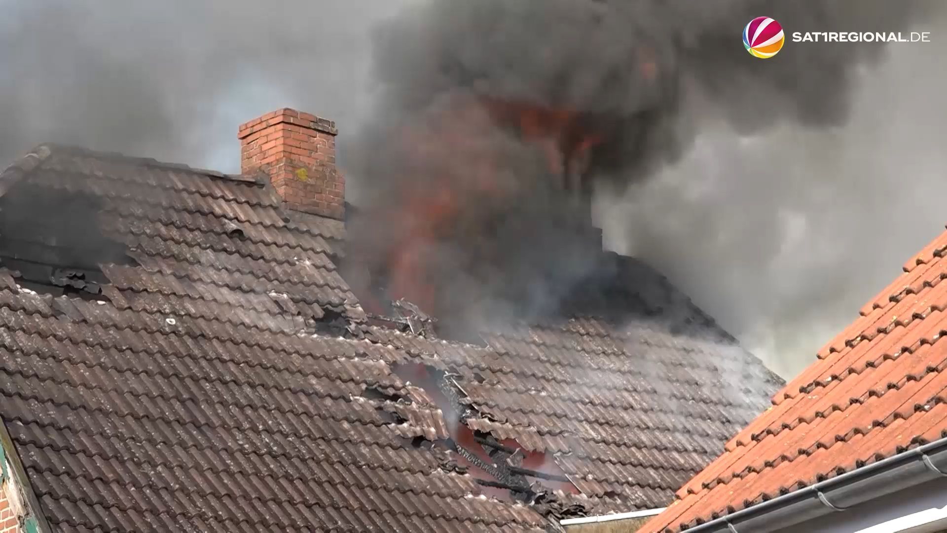 Video: Großbrand zerstört Wohn- und Geschäftshaus in Oldenburg