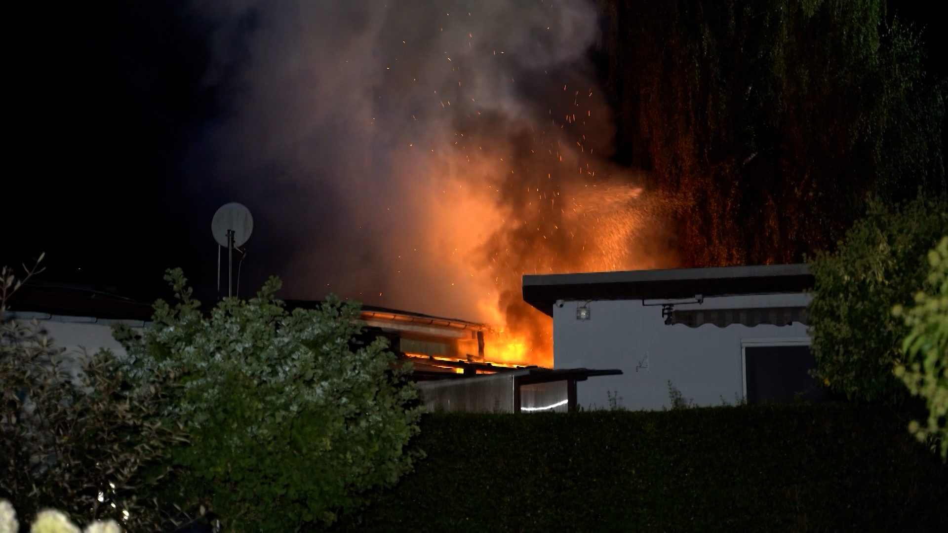 Video: Feuer zerstört Kaninchenzuchtverein in Hamm