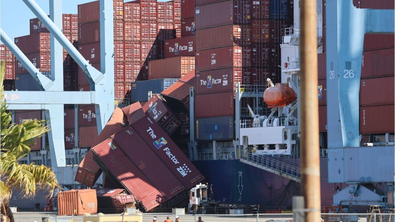 Dutzende Container stürzen von Frachtschiff in Kalifornien