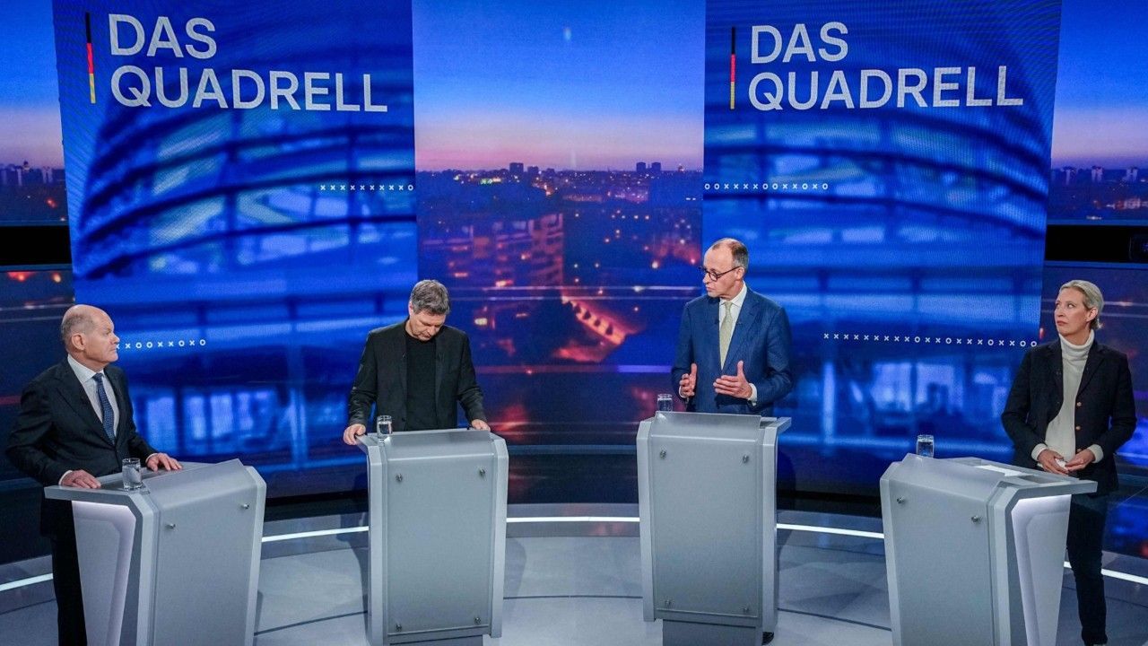 Alle Kandidaten stehen an ihrem Rednerpult beim Quadrell