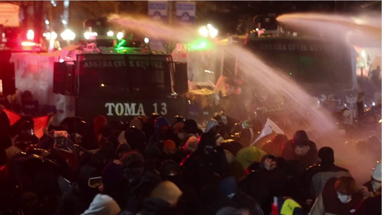 Wasserwerfer und Massenfestnahmen bei Protesten in der Türkei