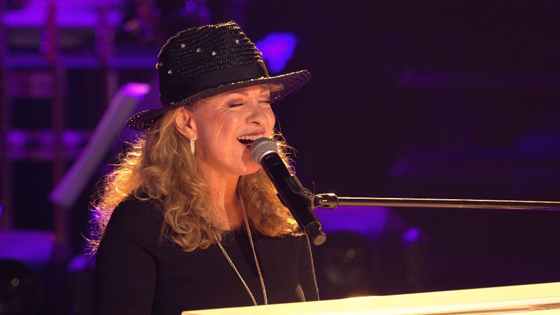 Simone Kotowski touches with Oleta Adams' 