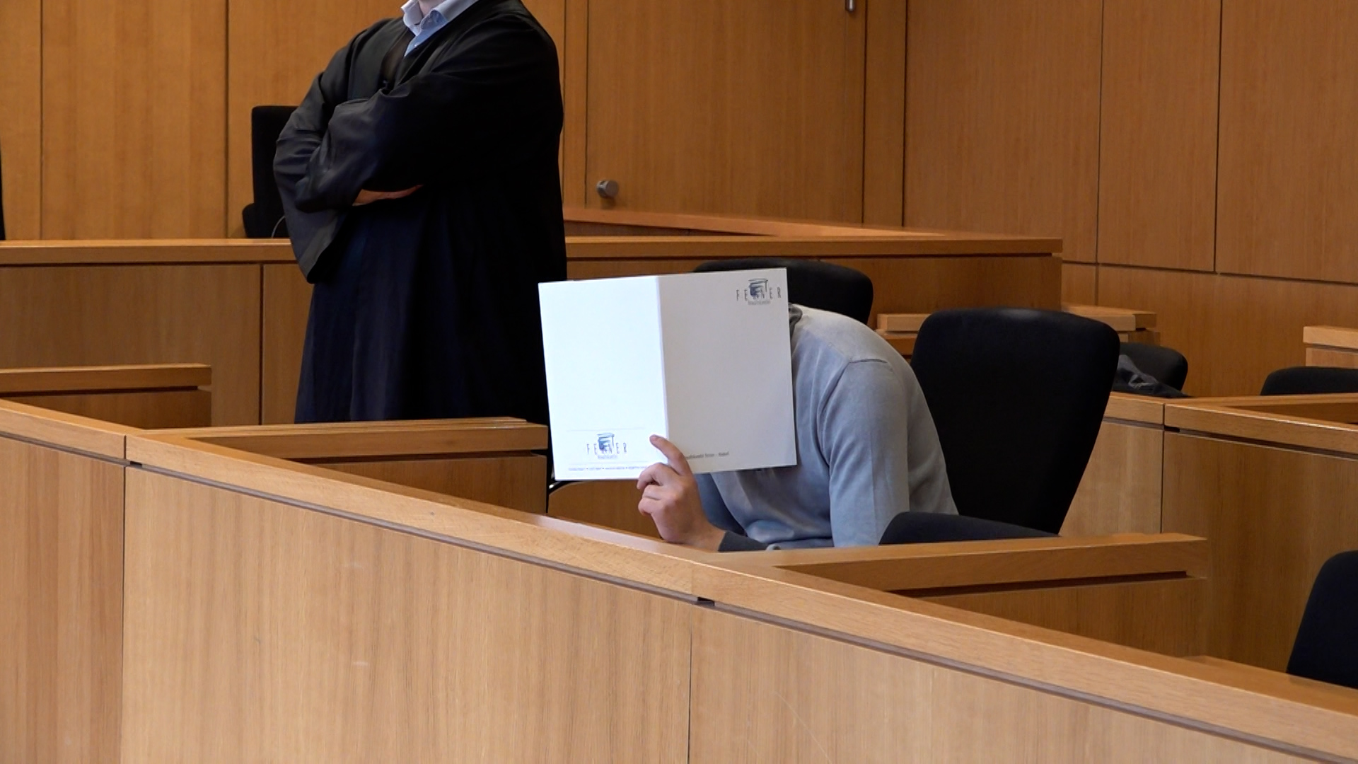 Video: Mann wegen Mord und Raub angeklagt