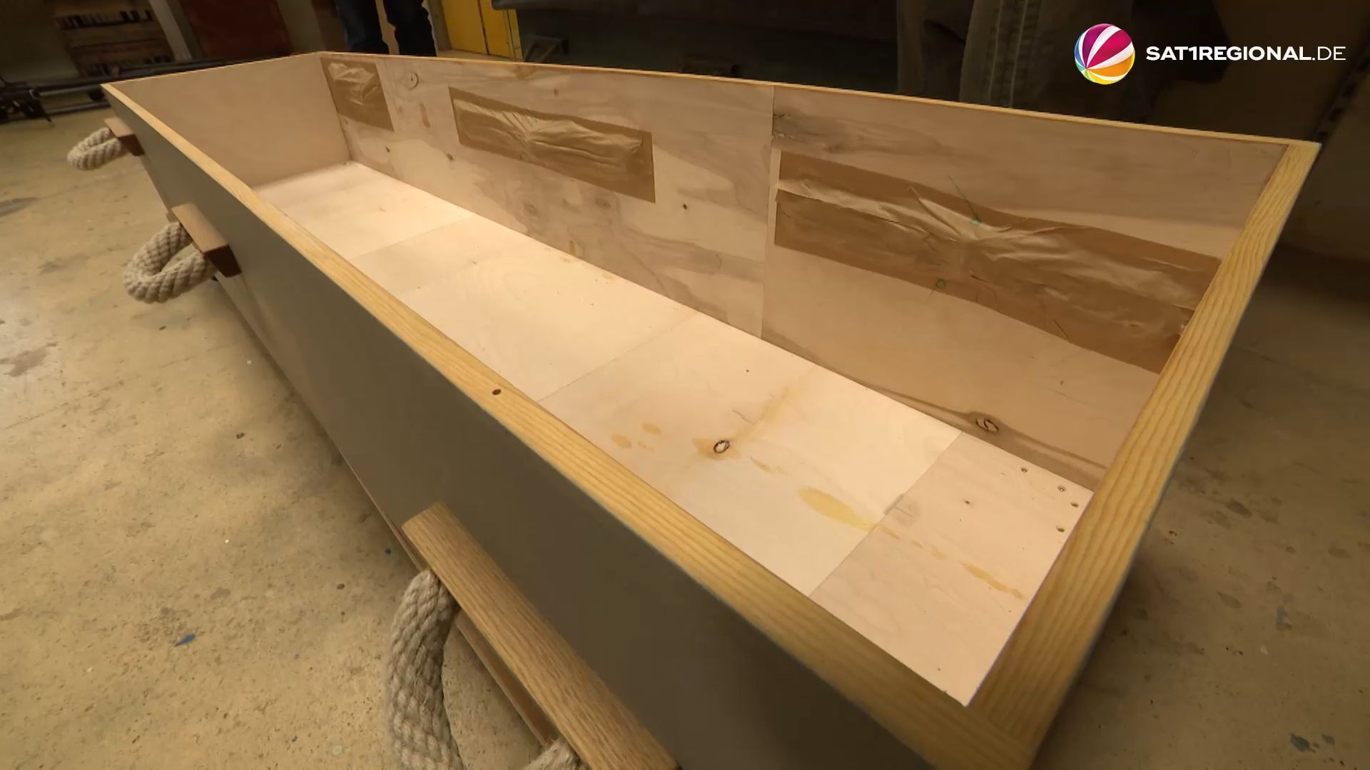 Upcycling of furniture remnants into coffins and urns