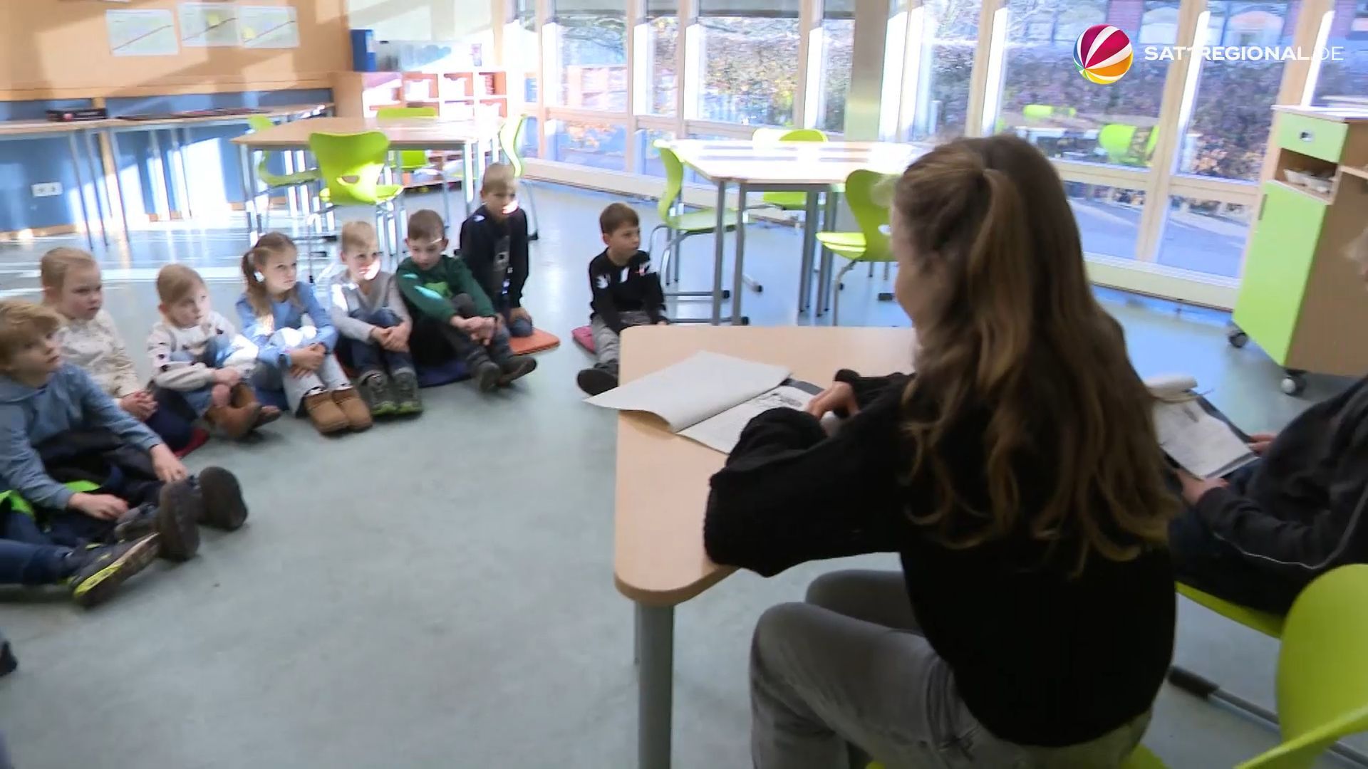 Video: Vorlesetag: Ältere Schüler lesen Erstklässlern in Hollenstedt Geschichten vor