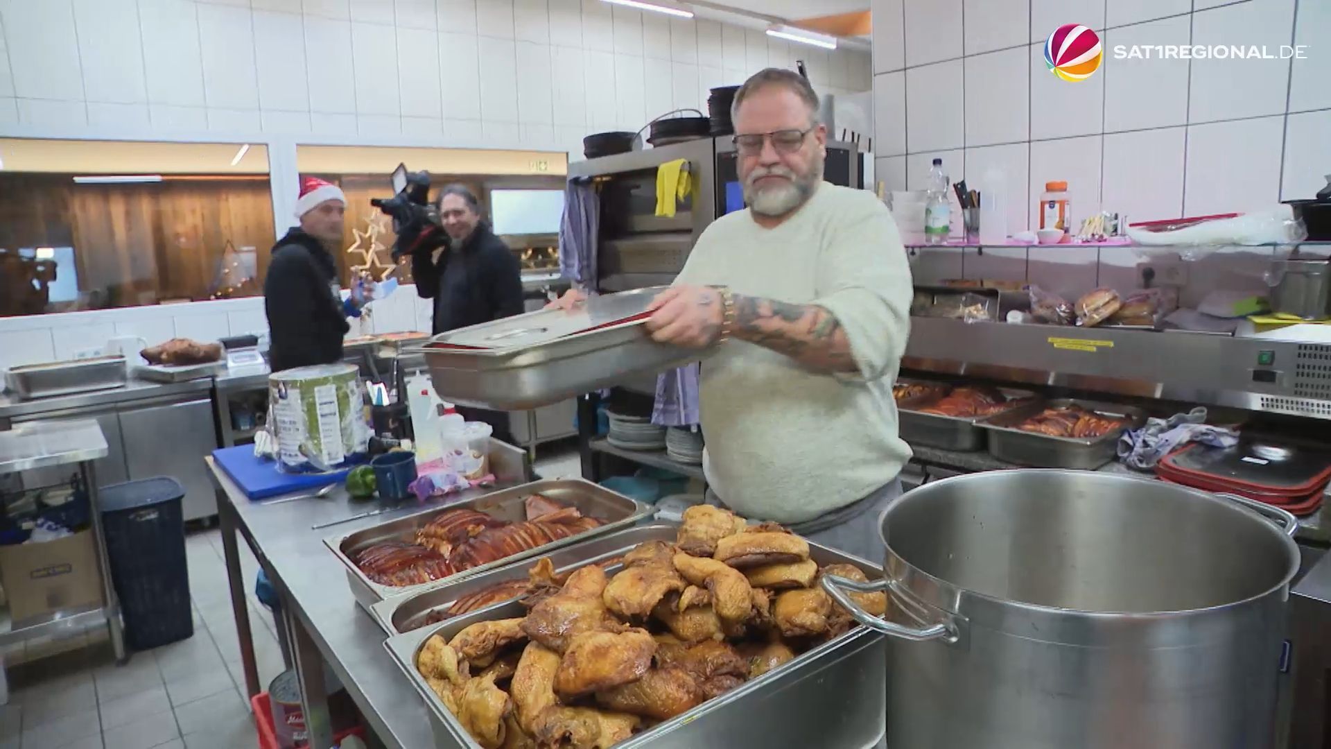 Video: Weihnachtsbraten: Koch schenkt Bedürftigen in Salzgitter Festessen