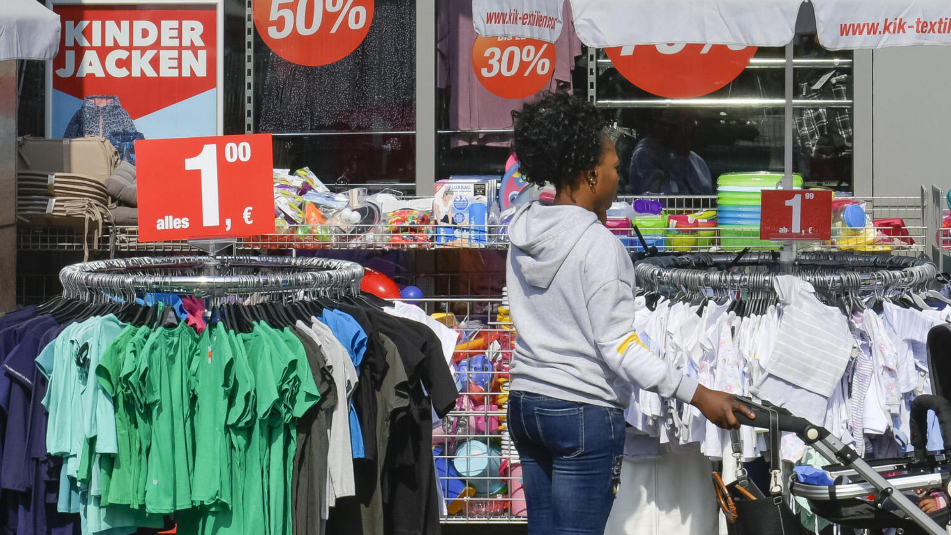 Deutsche-kaufen-Kleidung-oft-umsonst