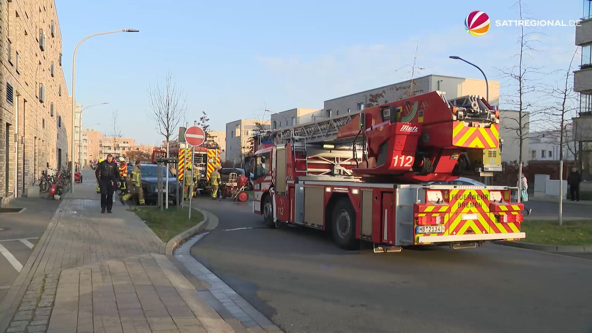 Video: Feuer in Bremer Wohngebäude ausgebrochen: 60 Menschen müssen aus Wohnungen raus