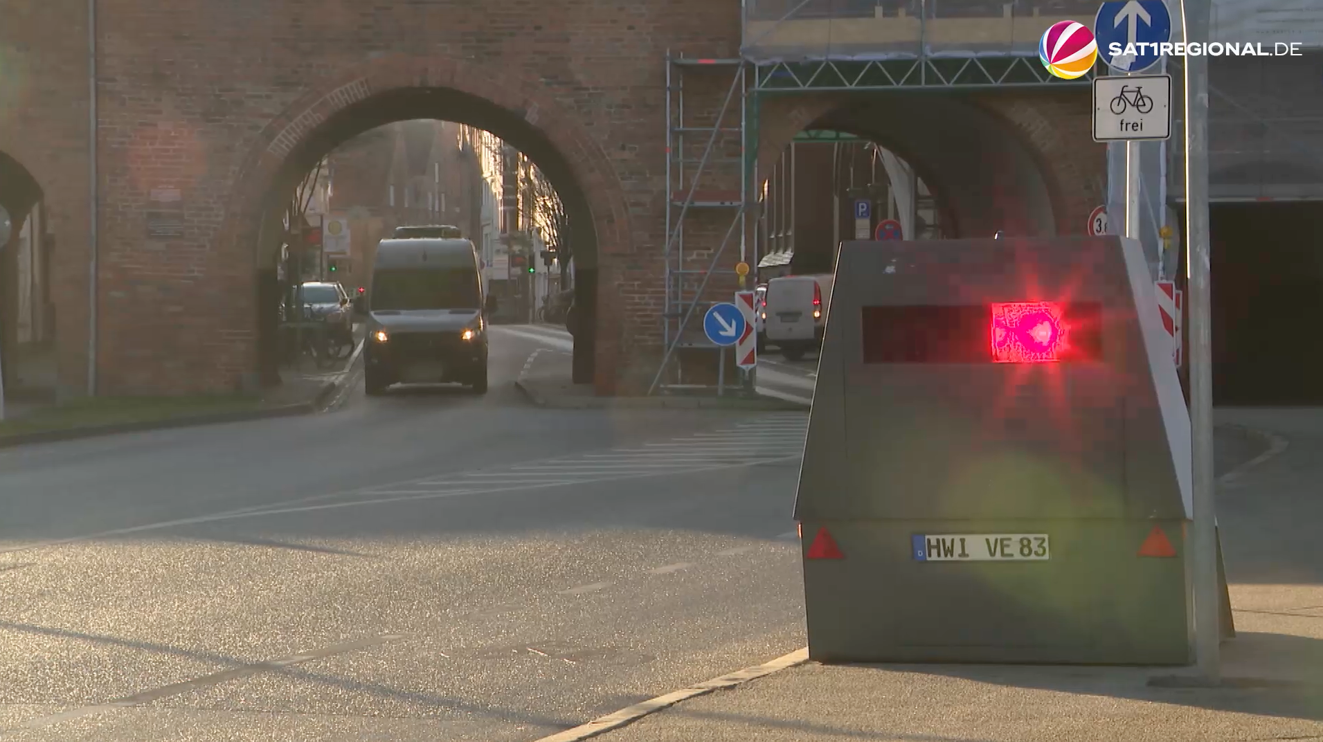 Video: Blitzer in Lübeck sorgt für Aufsehen: Auch Radfahrer und Fußgänger erfasst