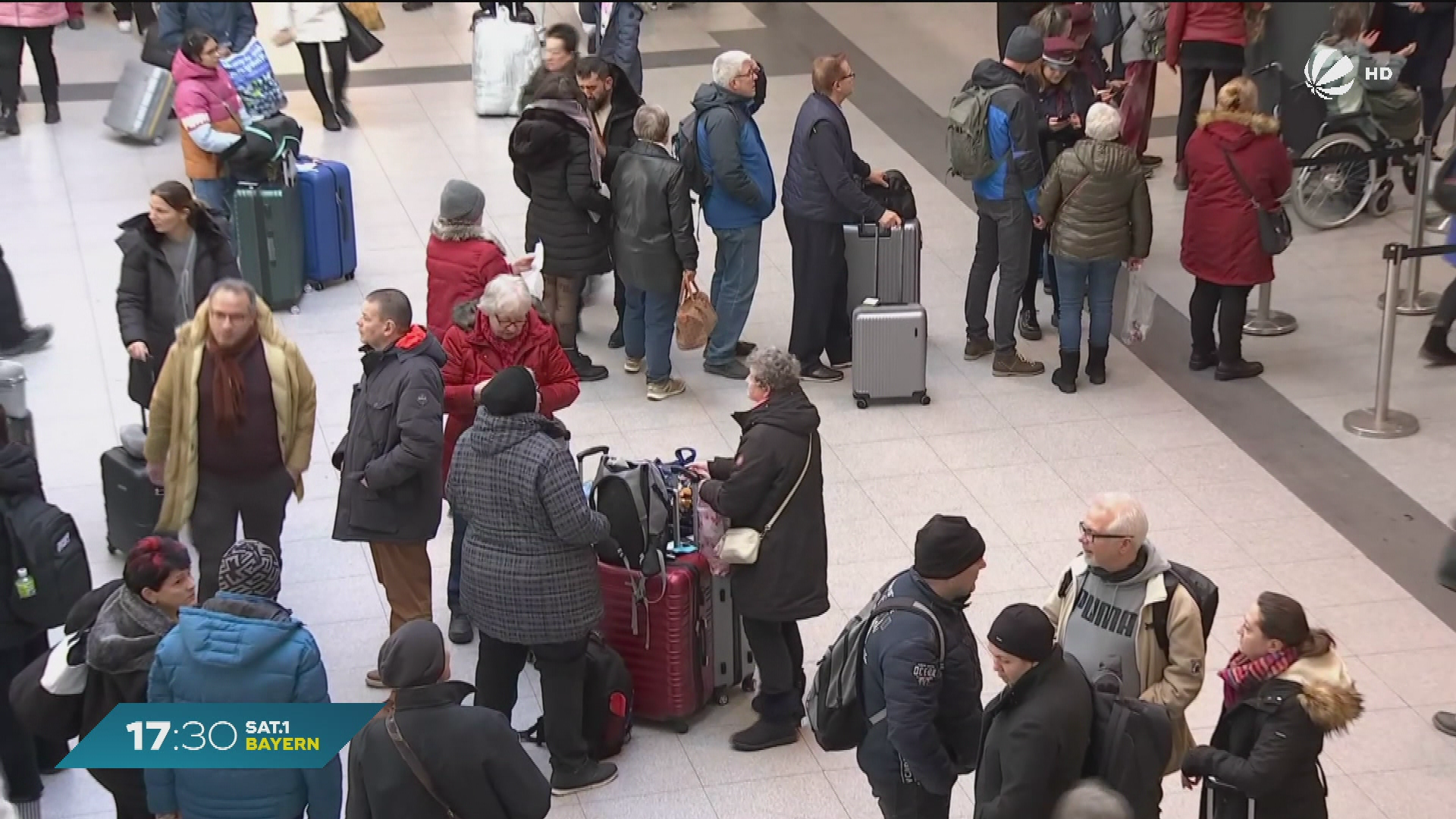 Video: Ferienstart in Bayern: Volle Straßen und Flughäfen