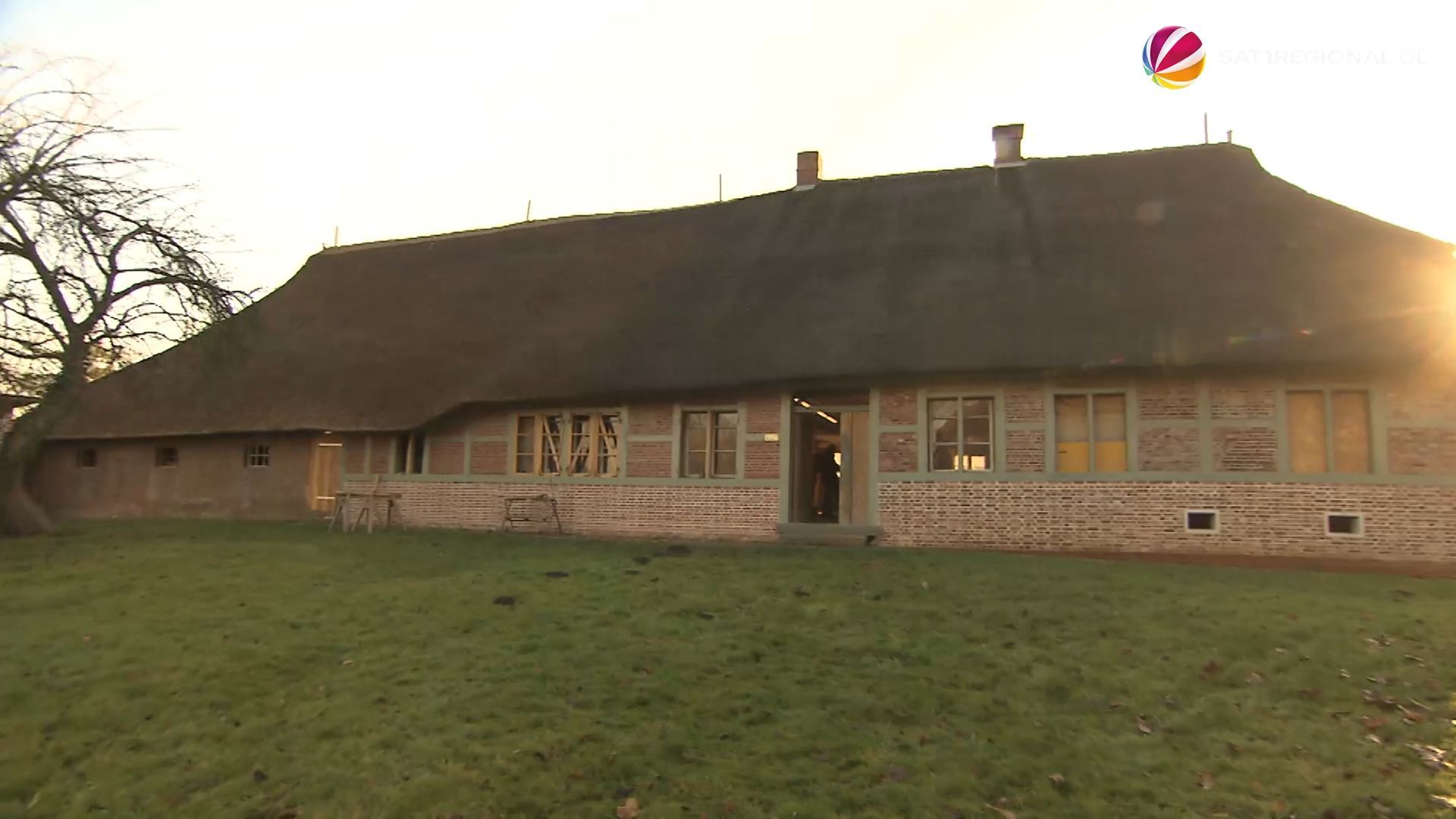 Video: Hufnerhaus in Hamburg: Renovierung des alten Bauernhauses durch freiwillige Helfer