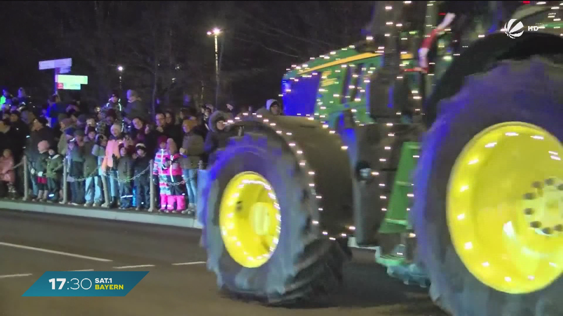 Video: Lichtermeer aus 104 Traktoren in Bayern: Aufmerksamkeit für Landwirte